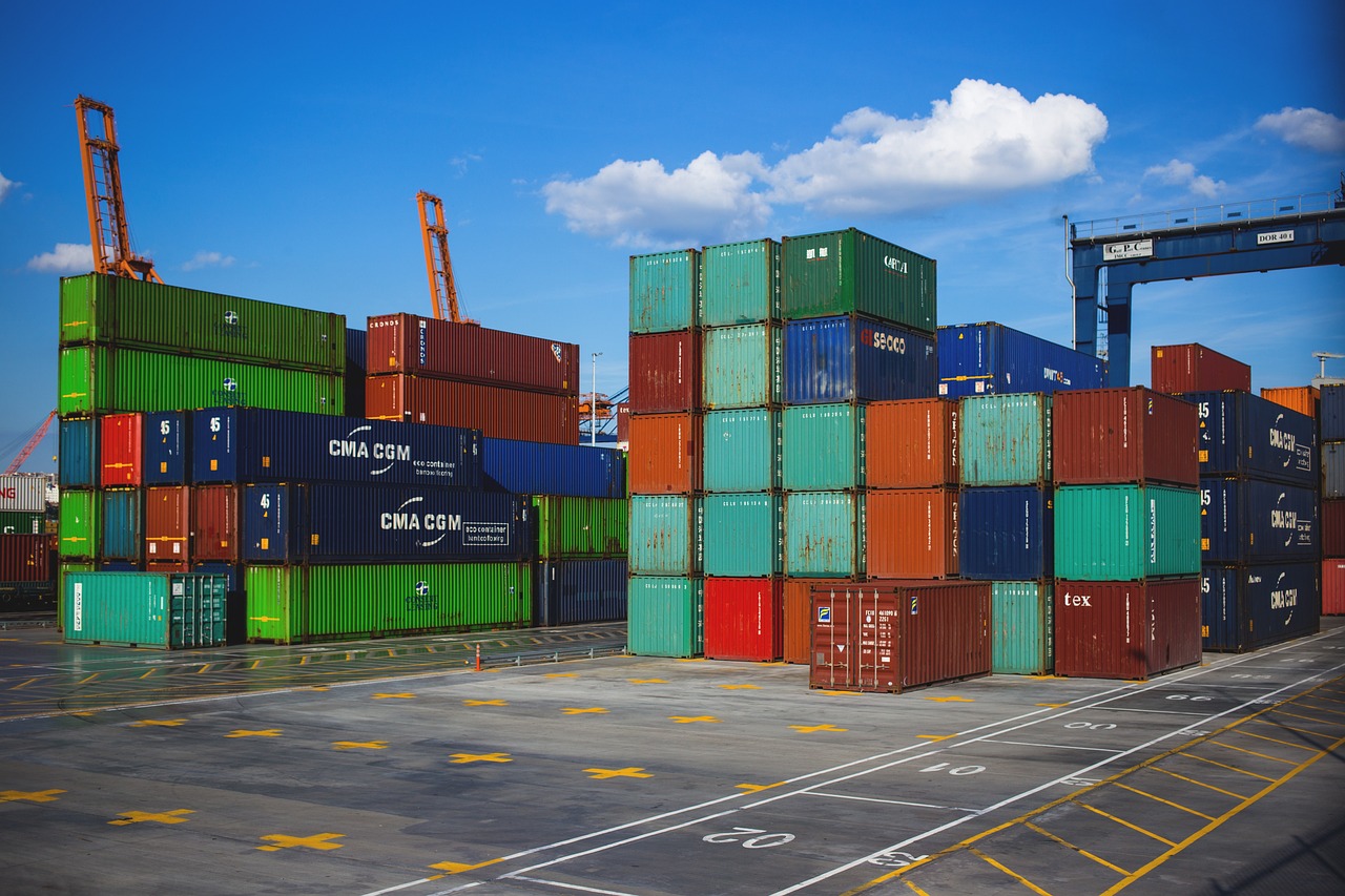 Mehrfarbige Frachtcontainer im Hafen für den Export