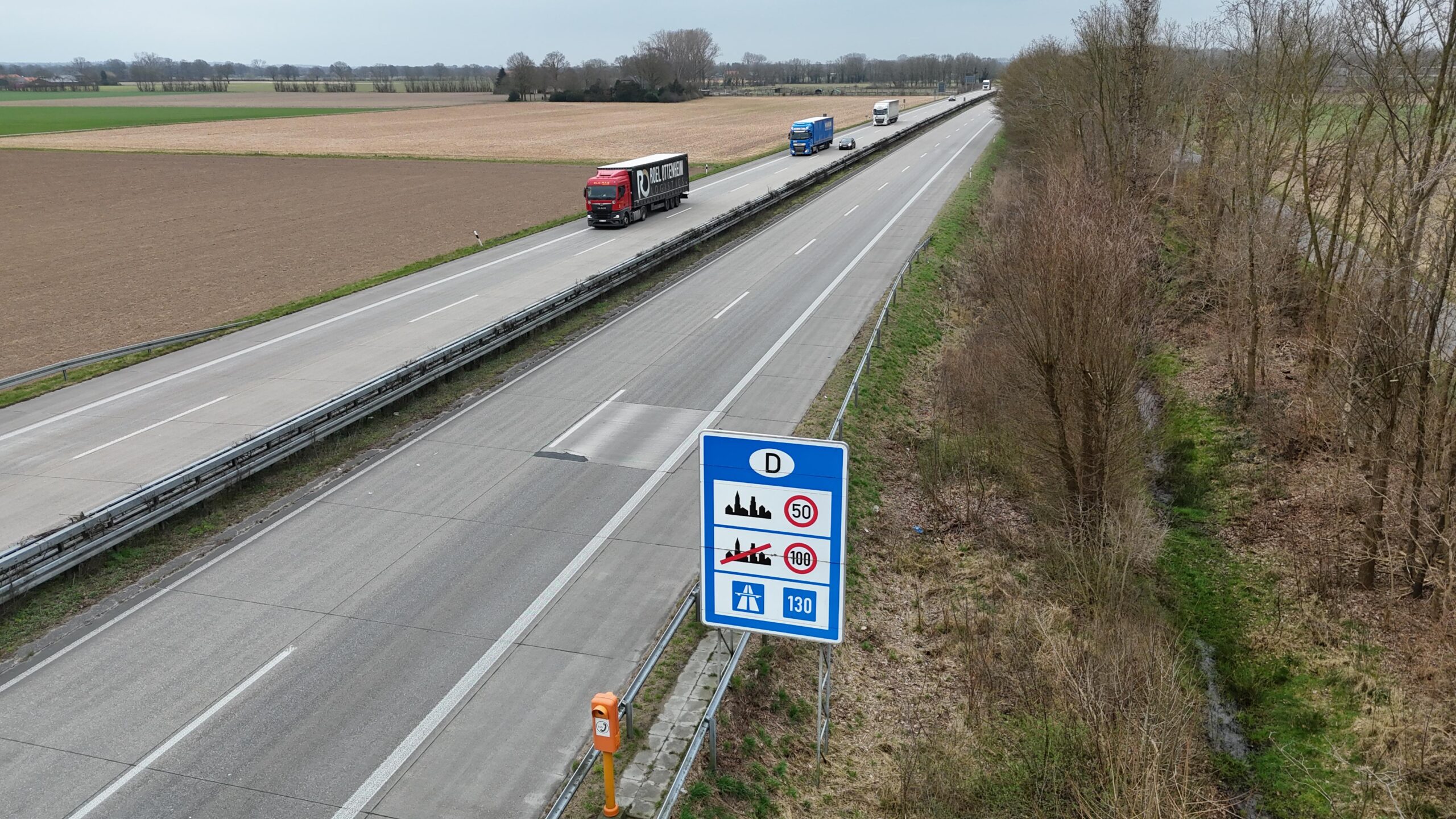 Grenzübergang, Symbol für die internationale Logistik und Zollabwicklung in Hamburg.
